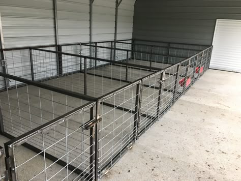 Small dog pins Pig Wash Rack, Indoor Goat Pen Ideas, Show Pig Pen Ideas, Show Pig Barn, Diy Goat Pen, Pig Pen Ideas Diy, Pig Barn Ideas, Sheep Barn Ideas, Diy Pig Pen