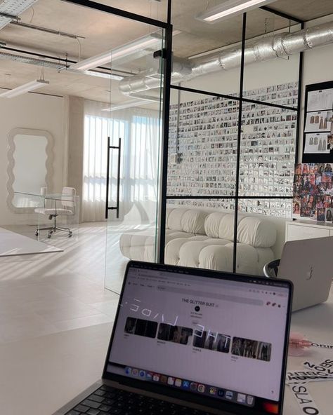 Aesthetic Office Space Business, Corporate Aesthetic Woman Office, Business Work Aesthetic Office, London Office Aesthetic, Office Interior Design Creative Wall, Office Interior Design Modern Corporate, Dream Office Luxury, Working From Home Aesthetic, Boutique Office Design