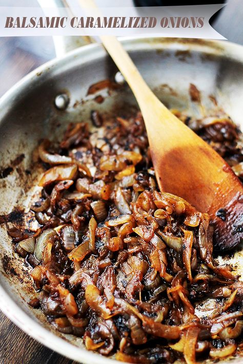 Balsamic Caramelized Onions - Soft, dark and sweet caramelized onions with a splash of tangy balsamic vinegar. Balsamic Vinegar Recipes, Caramelized Onions Recipe, Balsamic Onions, Carmelized Onions, Chicken Liver Pate, Diner Recept, Onion Recipes, Appetizer Salads, Chicken Livers