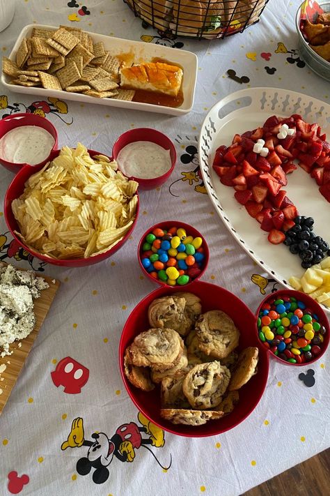 Mickey Mouse Pizza Party, Mickey Mouse Snack Ideas, Mickey Mouse Birthday Table Decorations, Mickey Mouse Food Table, Mickey Mouse Appetizers, Mickey And Minnie Birthday Party Food, Mickey Mouse Desserts Table, Food For Mickey Mouse Birthday Party, Mickey Mouse Birthday Dessert Table