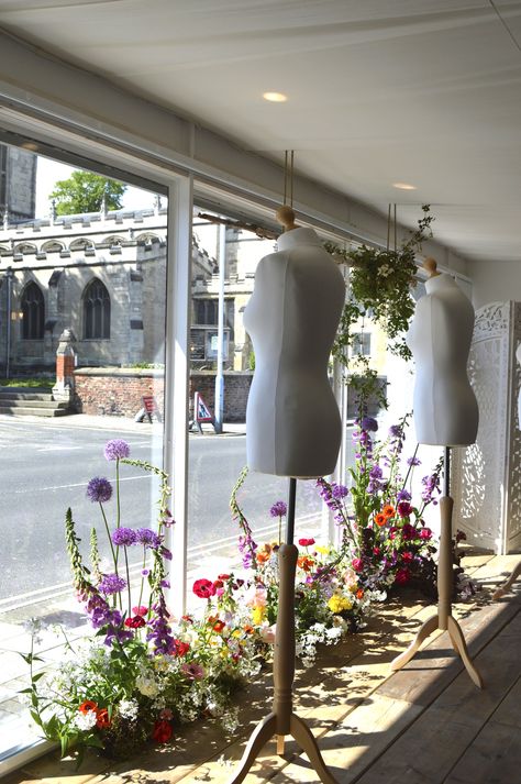 Wedding Meadow, Boutique Window Displays, Spring Window Display, Flowers Display, Summer Window Display, Summer Window, Floral Installation, Store Window Display, Window Display Design