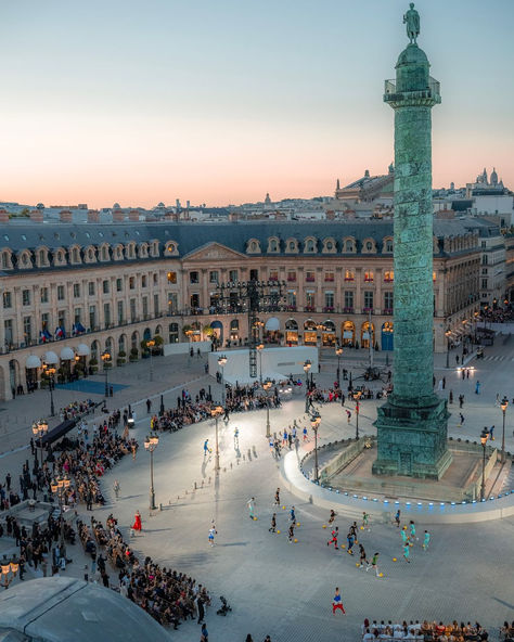 Last week, thanks to Vogue, our famous Place Vendôme became a glamorous catwalk - How about gaining some altitude to appreciate it through  Kevinrzk 's splendid snapshots? ✨ The Ritz Paris, Ritz Paris, Hotel In Paris, Place Vendome, The Ritz, Luxury Rooms, Cooking School, Paris Hotels, Magical World