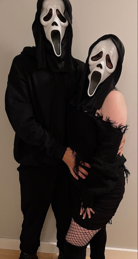 Costume Ideas For Couples Scary, Ghostface Duo Costume, Ghost Face Costume Men, Scream Couples Costume, Ghostface Couple Costume, Ghost Face Couple Costume, Scream Couple Costume, Scarie Movie, Disfarces Halloween