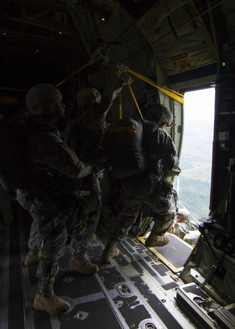 173rd Airborne paratroopers never tire of jumping from planes | Article | The United States Army Army Basic Training, Special Forces Army, Air Force Women, Airborne Army, Best Airplane, Army Images, Army Pics, C 130, Joining The Army