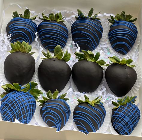 Blue Strawberries Chocolate, Blue Chocolate Covered Strawberries, Blue Strawberries, Dipped Berries, Strawberry Ideas, Black Strawberry, Blue Strawberry, Blue Desserts, Chocolate Covered Treats