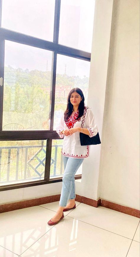 Office Fits Women Indian, Chikenwork Kurti Design With Jeans, Work Wear Indian, White Short Kurti Outfit, Short Kurta Outfit, White Kurti Designs With Jeans, Short White Kurti, Short Kurti Outfit Ideas, White Kurti Outfit