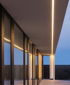 Linear recessed fixture exterior with corner detail. Outdoor House Lighting, Exterior Lighting Ideas, Balcony Lighting Ideas, Terrace Lighting, Outdoor Ceiling Lighting, Modern Exterior Lighting, Exterior Lighting Design, Lighting Exterior, Outdoor Lighting Ideas