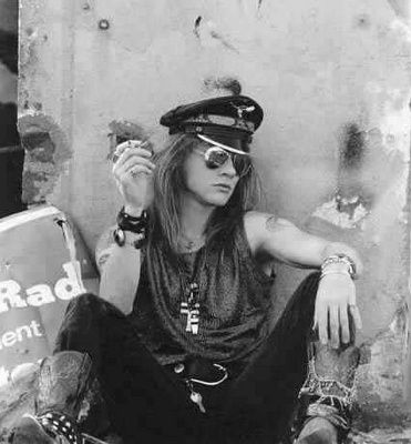 Vintage Axl Rose I would definatly wear this Muzică Rock, Axel Rose, Cat Stevens, Sebastian Bach, Musica Rock, Axl Rose, Eddie Vedder, Rock N’roll, Tom Petty