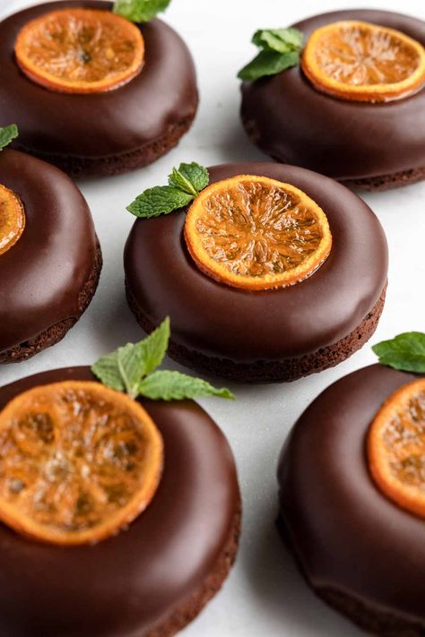 Orange Chocolate Desserts, Orange Pastries, Doughnut Decorating Ideas, Gourmet Donuts Ideas, New Years Desserts, Donut Photoshoot, Orange Bakery, Doughnut Ideas, Jaffa Cake Recipe