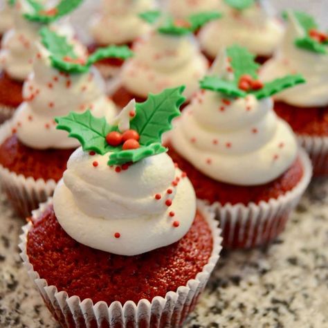 Red Velvet Cupcakes Christmas, Christmas Red Velvet Cupcakes, Cupcakes Red Velvet, Xmas Baking, Red Velvet Cupcakes, Christmas Cupcakes, Cookie Cake, Christmas Desserts, Red Christmas