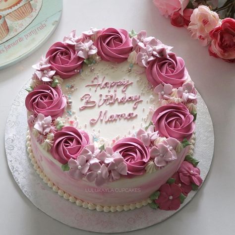 #cakes #cake #roseblossomlk #buttercreamcake #flowercake #birthdaycake #cupcakes #cakeshop #bestcake #cakejakarta #kueulangtahun… Buttercream Designs, Buttercream Cake Designs, Buttercream Fondant, Buttercream Roses, Buttercream Flower Cake, Birthday Cake With Flowers, Magic Cake, Cake Fondant, Fondant Flowers