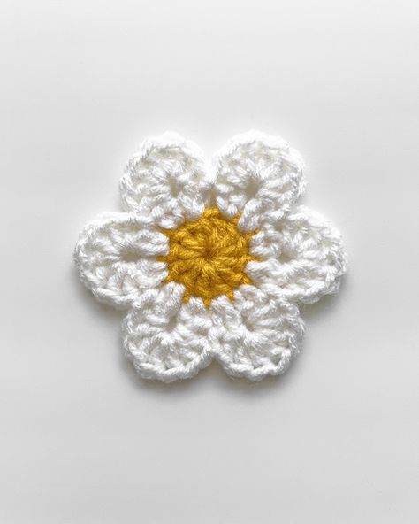 Crochet Flower Garland | Free Crochet Pattern - Virkadia Crochet A Daisy Flower, Small Daisy Crochet Pattern, Crochet Free Pattern Flower, Crocheted Daisy Free Pattern, Tiny Crocheted Flowers, Simple Crochet Applique, How To Knit A Flower Easy, Crochet Round Flower, Crochet Mini Daisy Free Pattern