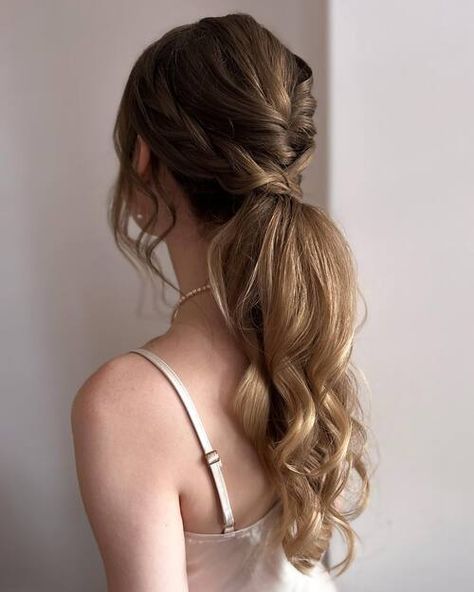 28 Amazing Bridesmaids Hairstyles That Look Classy & Elegant Bridesmaid Hairstyles Spaghetti Strap, Side Ponytail Bridesmaid Hair, Hairstyle For Bridesmaid, Bridesmaid Braid, Ponytail Elegant, Bridesmaid Hair Styles, Wedding Bridesmaid Hairstyles, Bridesmaid Ponytail, Hairstyles Classy