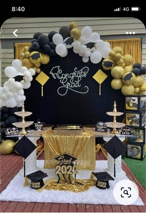 Business Balloons, Graduation Party Ideas Decorations, High School Graduation Party Ideas, Grad Party Decor, Event Decor Ideas, Party Decorations Table, Gold Graduation Party, Graduation Party Planning, Round Backdrop