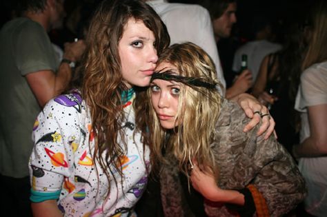 cory kennedy + marykate olsen Alexa Chung Indie Sleaze, 2000s Indie Sleeze, Cobrasnake Archive, Indie Sleaze Outfits Aesthetic, 90s Sleaze, 2010s Indie Sleaze, Indie Sleaze Halloween, Indie Sleaze 2000s, Indie Sleaze Aesthetic Men