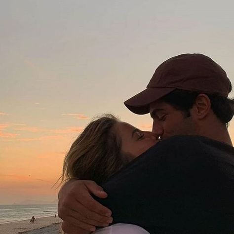 The Love Club, Cute Couples Photos, Relationship Goals Pictures, Beach Reading, Photo Couple, Cute Relationship Goals, Foto Inspiration, Paros, Couple Aesthetic