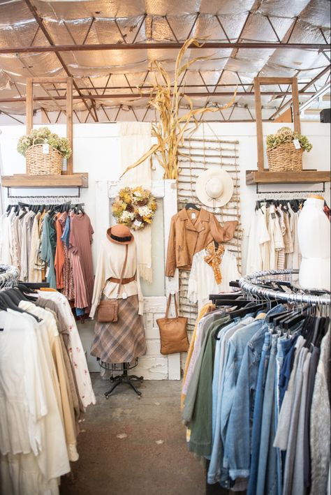 Vintage Clothing Store Interior, Vintage Clothing Display, Clothing Boutique Decor, Boutique Aesthetic, Store Aesthetic, Clothing Display, Clothing Store Interior, Vintage Clothing Store, Booth Displays