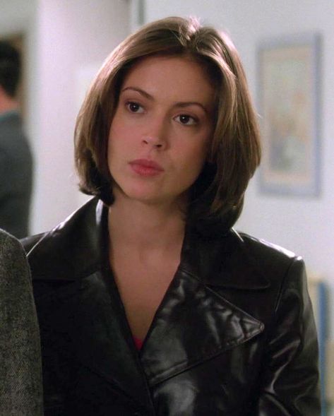 Alyssa Milano Bob Short Hairstyles, Phoebe Charmed Short Hair, Charmed Hairstyles 90s, Phoebe Charmed Hairstyles, Phoebe Halliwell Hair, Alyssa Milano Hair 90s, Phoebe Halliwell Aesthetic, Phoebe Halliwell Hairstyles, Charmed Hairstyles