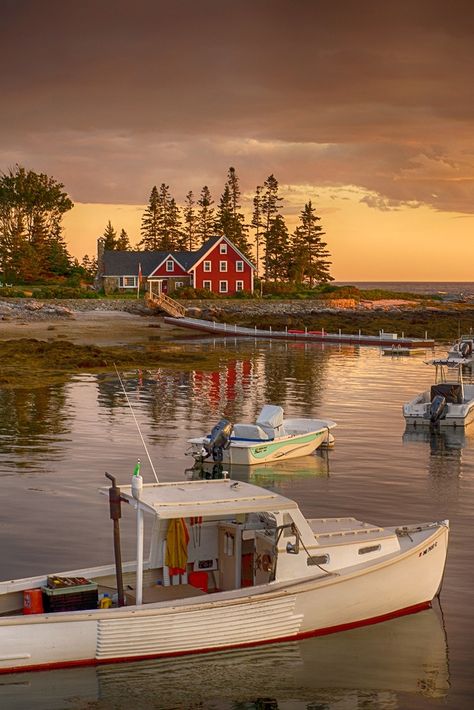 Experience the charm and simple beauty of New England’s coastline without the hustle and bustle of the busier tourist towns. Cape Newagen, a small village on Southport Island offers all the best of Maine without the flocks of tourists typically found among the region’s more popular vacation destinations. The area offers panoramic ocean and harbor views. 📸: Keith Luke #travel #traveldestination #aesthetic #Traveltips Maine In The Fall, Fishing Basics, Maine Beaches, Minnesota Lake, Maine Living, Visit Maine, Boothbay Harbor, Maine Vacation, New England States