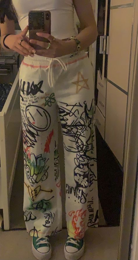 Graffiti Theme Outfit, Pants With Writing On Them, Writing On Pants, Jeans With Graffiti, Graffiti Art On Clothes, Grafitti Outfits, Drawn On Pants, Graffiti Pants Outfit, Spray Paint Pants Ideas