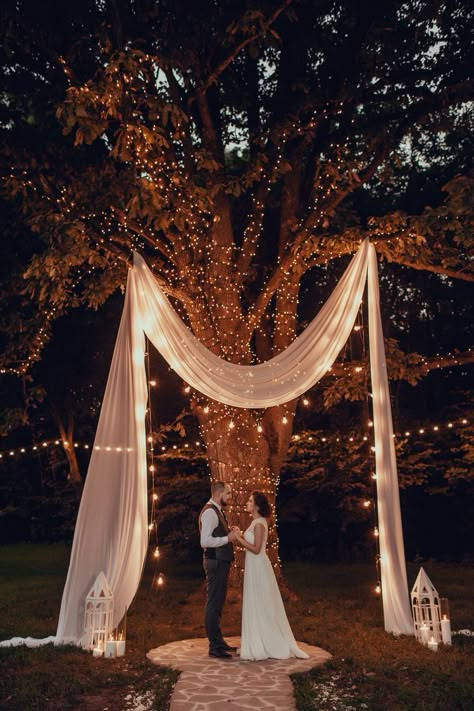 Chandelier Tree Wedding, Wedding Ceremony Backdrop Outdoor, Backyard Wedding Ceremony, Small Backyard Wedding, Forest Theme Wedding, Enchanted Forest Wedding, Yard Wedding, Wedding Altars, Wedding Ceremony Backdrop