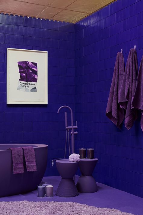 Monochromatic Interior Design Monochrome, Violet Bathroom, Royal Blue Bathroom, Monochrome House, Deco Violet, Monochrome Room, Cj Hendry, Weekend Creative, Salon Tattoo