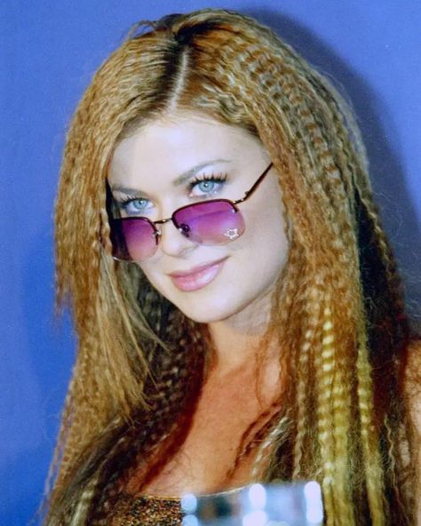 Crimped hair is an early 2000s fashion trend that deserves a massive comeback. We'd like to nominate Britney to be the face of this campaign 💅 2000s Crimped Hair, Early 2000s Fashion Trends, Hair Magic, 2000s Fashion Trends, Crimped Hair, Early 2000s Fashion, Early 2000s, 2000s Fashion, Fashion Trend