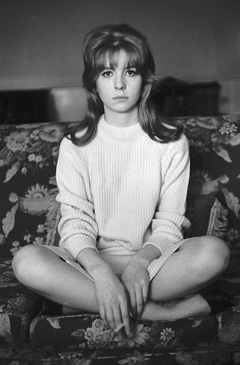 Beatles Girlfriends, 1960s Icons, Marauders Characters, 60s Pictures, Couch Black, Beatles Girl, Jane Asher, Pattie Boyd, 60s Women