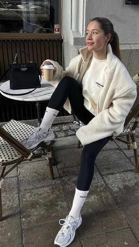 Matching Athleisure Outfits, Winter Walk Outfit, Winter Sporty Outfits, Fall Lounge Outfits, Sport Chic Outfit, Sportive Outfit, Sporty Winter Outfits, Walk Outfits, Athletic Wear Outfits