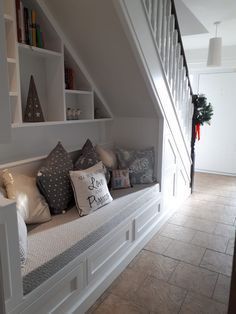 Under Stairs Seating Area, Furniture Under Stairs, Under Stairs Seating, Small Snug Room Ideas, Under Stairs Decoration Ideas, Decor Under Stairs, Under Stairs Nook, Under Stairs Storage Solutions, Room Under Stairs