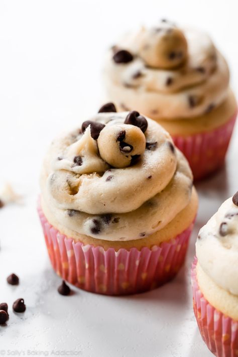 These are chocolate chip cookie dough molten cupcakes! Safe-to-eat cookie dough stuffed inside a soft homemade vanilla cupcake and topped with cookie dough buttercream. Recipe on sallysbakingaddiction.com Cookie Dough Buttercream, Cookie Dough Cupcakes, Cookie Dough Frosting, Cookie Dough To Eat, Cookie Dough Bites, Cookie Dough Recipes, Edible Cookies, Edible Cookie Dough, Buttercream Recipe