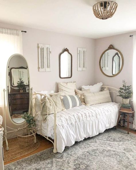 Small Guest Bedroom Storage Ideas, Cute Daybed, Pillows For Daybed, Daybed Aesthetic, Daybed Room Ideas Spare Bedrooms, Cell Room, Cozy Daybed, Girls Daybed, Daybed Ideas