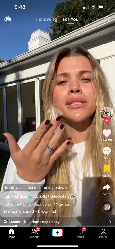 Celebrity Short Nails, Sophie Richie Nails, Sophia Richie Nails 2023, Sofia Richie Manicure, Sofia Richie Short Hair, Sophia Richie Nails, Sophia Richie Hair, Sofia Richie Nails, Sophia Richie