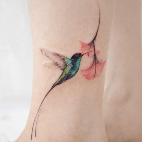 Hummingbird Tattoo Meaning, Hummingbird Flower Tattoos, Tattoo Hummingbird, Tattoo Bunt, Small Hummingbird Tattoo, Bird Tattoos For Women, Tato Minimal, Tasteful Tattoos, Hummingbird Art