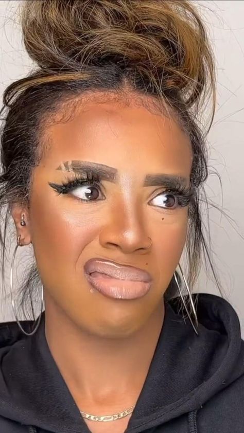 Makeup Artist Tutorial, Shower Makeup, Makeup Humor, Funny Black People, Makeup Challenges, Cool Makeup Looks, Lots Of Makeup, Funny Fashion, Crazy Makeup