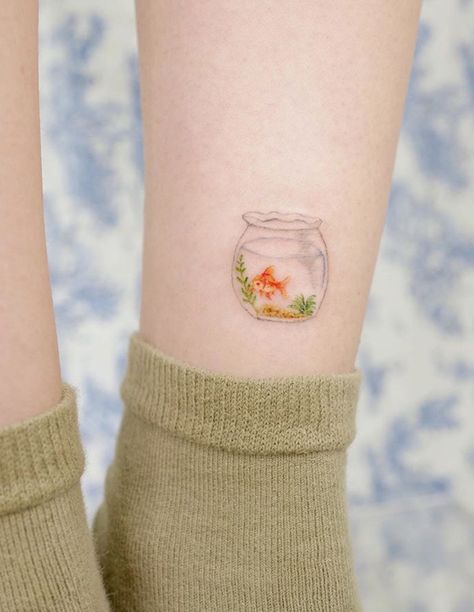 Goldfish Tattoo Simple, Fishbowl Tattoo, Simple Tattoo With Meaning, Tank Tattoo, Goldfish Tattoo, Indie Tattoo, Cute Tiny Tattoos, Poke Tattoo, Discreet Tattoos