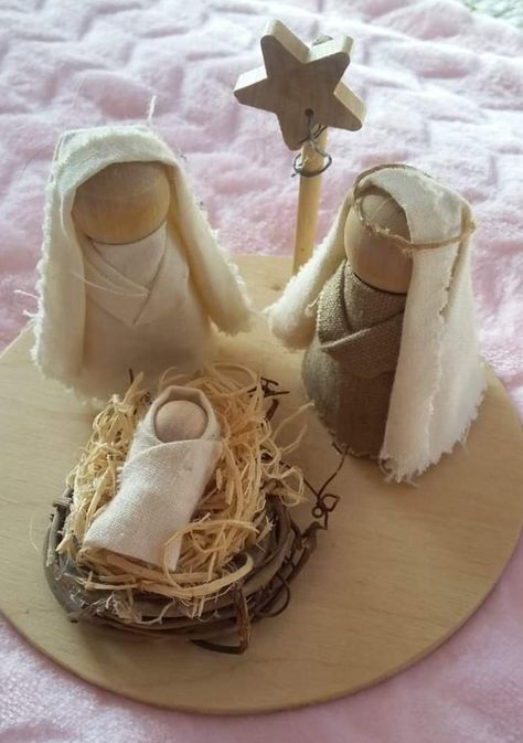 Pinecone Nativity, Betlehem Diy, Pesebres Navidad Ideas Originales, Nativity Scene Diy, Diy Nativity, Small Dolls, Handmade Christmas Crafts, Nativity Crafts, Christmas Nativity Scene