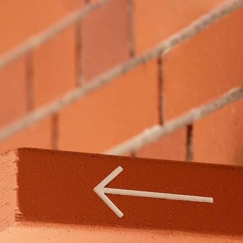 Brick Signage Design, Brick Signage, Architectural Signage, New Building, Arch Daily, Wayfinding Signage, Facade Design, School Architecture, The Building