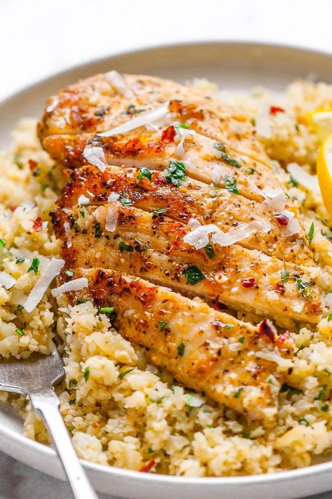 Parmesan Cauliflower Rice, Chicken With Parmesan, Parmesan Cauliflower, Boiled Egg Diet Plan, Garlic Butter Chicken, 200 Calories, Low Carb Dinner, Food Blogs, Idee Pasto Sano