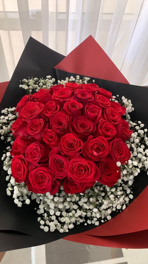 Flower Bouquet For Girlfriend, Flowers Aesthetic Bouquets Roses, Buqet Flowers Aesthetic Roses, Bouquet Of Flowers Aesthetic Red, Roses Bouquet Aesthetic Night, Bouquet Of Flowers Gift Roses Red, Luxury Flower Bouquets, Flower Gift Ideas, Boquette Flowers