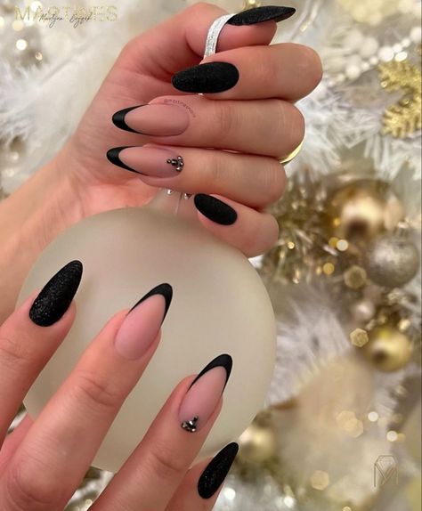 Black Nail Almond Designs, Black Gold Almond Nails, Oval Acrylic Nails Black, Classy Black Nails Almond, Simple Black Design Nails, Black Round Nails Design, Long Almond Nails Black, Nail Inspiration Stiletto, Black Almond Nails Designs Simple