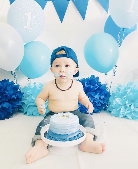 Birthday boy smash cake. Blue balloons. DIY backdrop. SnapBack. First birthday. Denim jeans. Simple Boy Cake Smash, Smash Cake Photoshoot Boy, First Birthday Boy Smash Cake, Diy First Birthday Photoshoot, Blue Smash Cake, Boy Smash Cake, Navy Cakes, Cake Backdrops, Cake Photoshoot