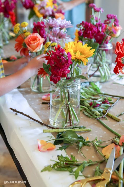 Flower Aggrangment, Flower Arranging Station, Make And Take Flower Bar, Craft Station Party, Flower Arranging Class Ideas, Build A Bouquet Party, Flower Arrangement Event, Make Your Own Flower Bouquet Party, Flower Station Party