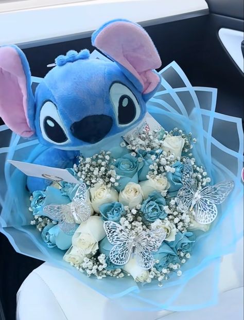 Disney Flowers Bouquet, Plush Bouquet With Flowers, Lilo And Stitch Bouquet, Stitch Ribbon Bouquet, Lilo And Stitch Gift Ideas, Stitch Wedding Ideas, Enternal Flowers, Stitch Flower Bouquet, Plushie Bouquet