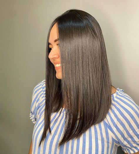 Long Angled Haircut, Round Face Hairstyles Long, Long Layered Bob Hairstyles, Long Bob Hairstyle, Angled Haircut, Corte Long Bob, Lob Hair, Bob Hairstyle Ideas, Inverted Long Bob