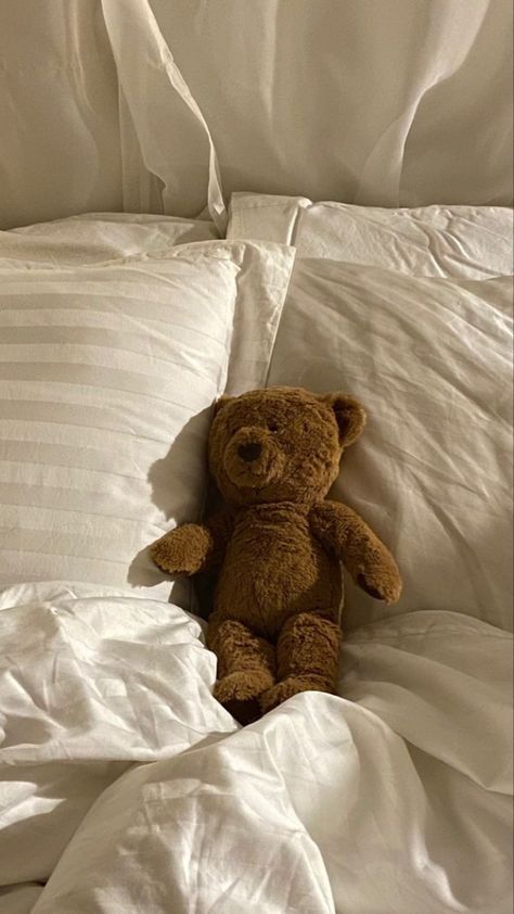 Bed With Teddy Bear Aesthetic, Stuffed Bear Aesthetic, Cozy Aesthetic Wallpaper Iphone, Teddy Bear Aesthetic Wallpaper, Teddy Bear On Bed, Cozy Wallpaper Iphone Aesthetic, Peluche Aesthetic, Plush Wallpaper, Teddy Bear Aesthetic