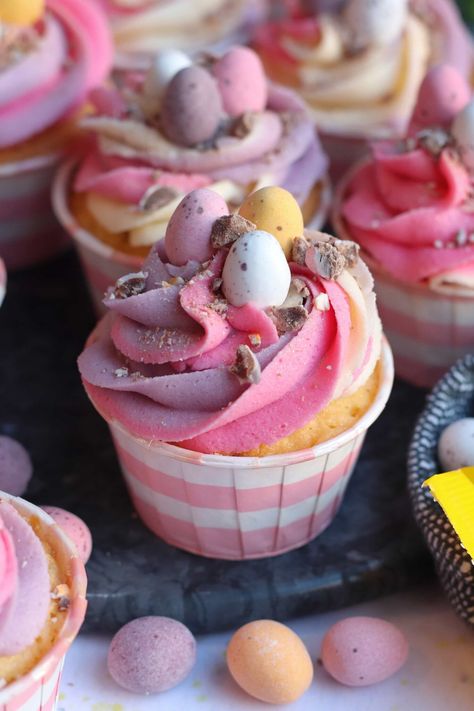 Add your three colours of buttercream to a large piping bag, with a 2D Closed Star Piping tip on! Mini Egg Cupcakes, Ideas Pascuas, Jane Patisserie, Easter Bakes, Easter Bake, Easter Cupcakes Easy, Chocolate Easter Cake, Biscoff Cake, Egg Cupcakes