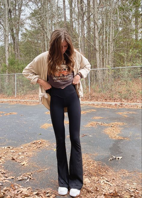 Aerie Flair Leggings, Outfit Inspo Flared Leggings, Flared Leggings Outfit Spring, Cute Flare Legging Outfits, Boot Cut Leggings Outfit, Flare Leggings Outfit Spring, Aerie Leggings Outfit, How To Style Flared Leggings, Cute Outfits With Flare Leggings