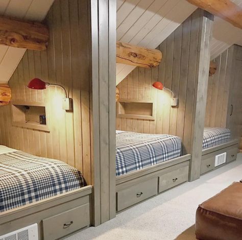 Attic Design Ideas, Small Attic Room, Bunk Room Ideas, Bunk Bed Rooms, Cabin Loft, Goods Design, Attic Bedroom Designs, Bunk Beds Built In, Built In Bed