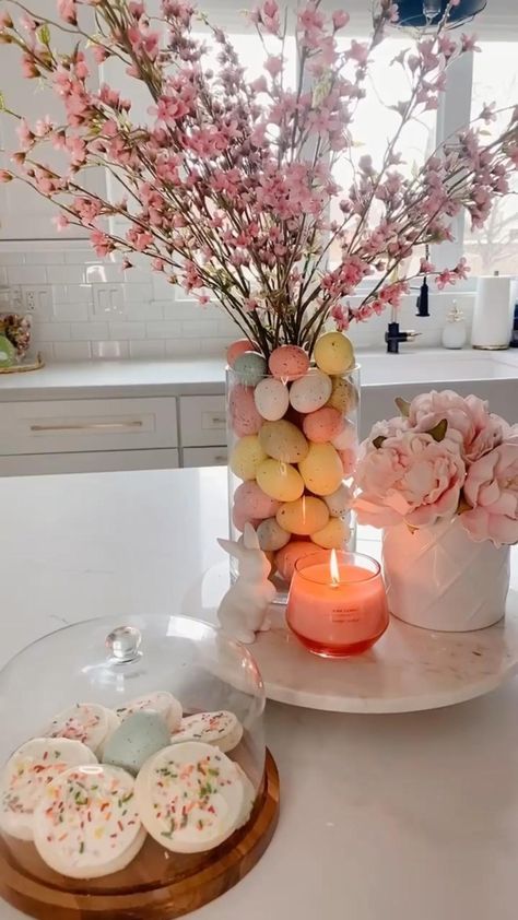 Easter Egg Table Decor, April Decorating Ideas, Easter Brunch Ideas Table Settings, Easter Arrangements Centerpieces, Easter Homeschool, Utah Beach, Easter Table Setting, Easter Kitchen, Easter Flower Arrangements